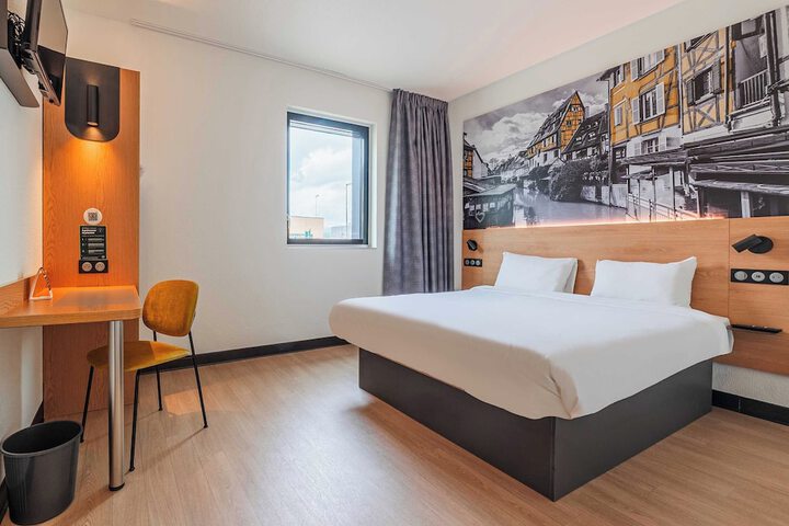Room 10 of 28