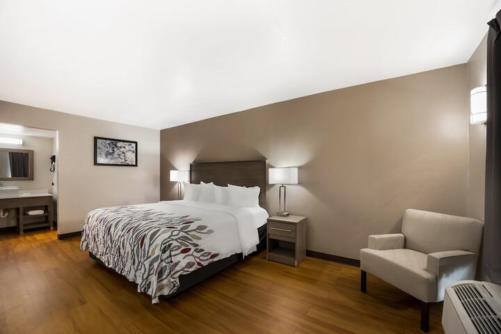 Deluxe King Bed (10 of 20)