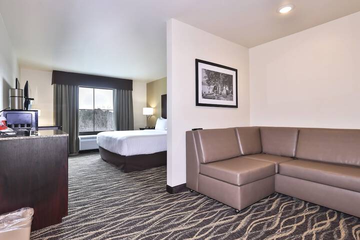 Studio Accessible King Size Bed (19 of 25)