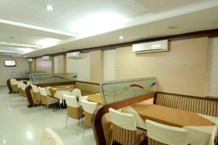 Dining 8 of 18
