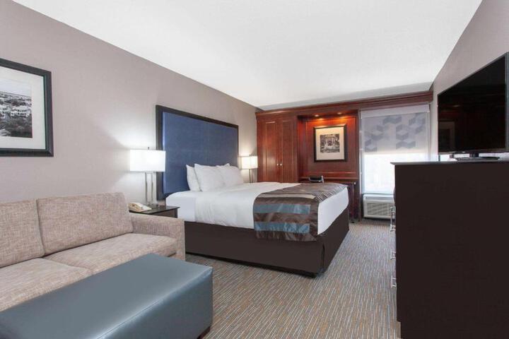 1 King Bed (4 of 9)