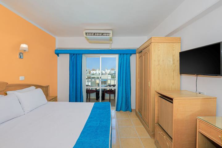 Room 8 of 37