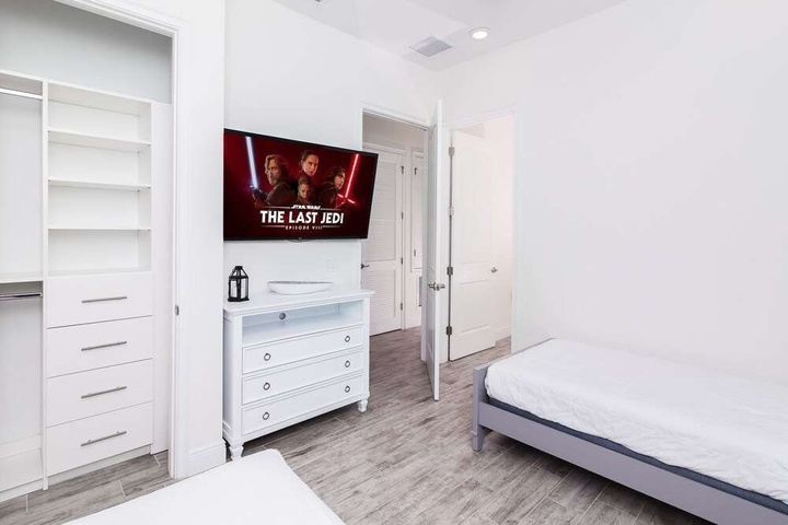 Room 4 of 16