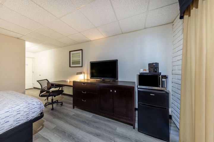 1 Queen Bed (1 of 10)