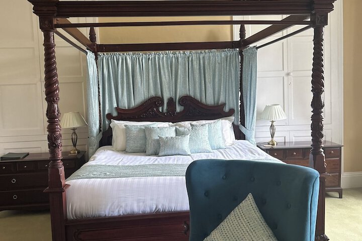 Room 9 of 90