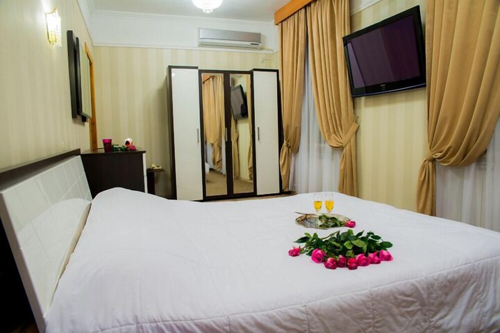 Room 9 of 28