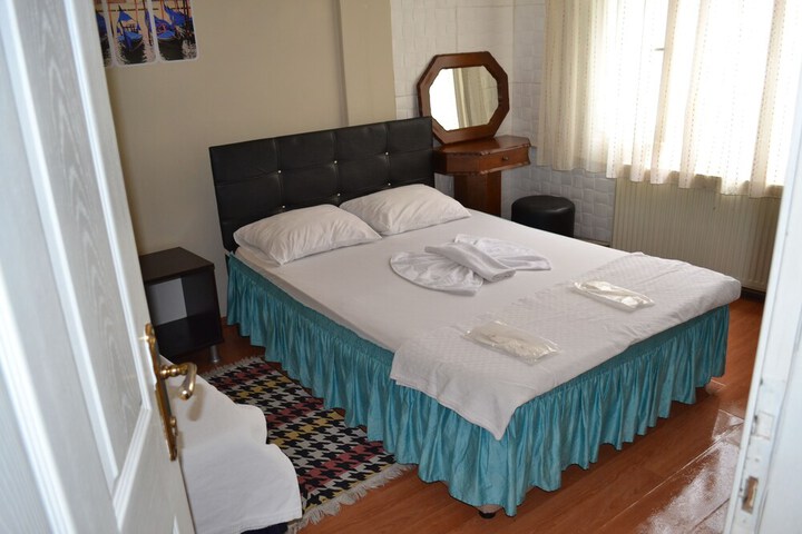 Room 6 of 14