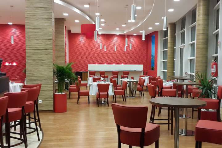 Lounge 21 of 28