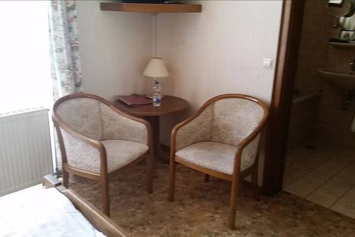 Room 6 of 16