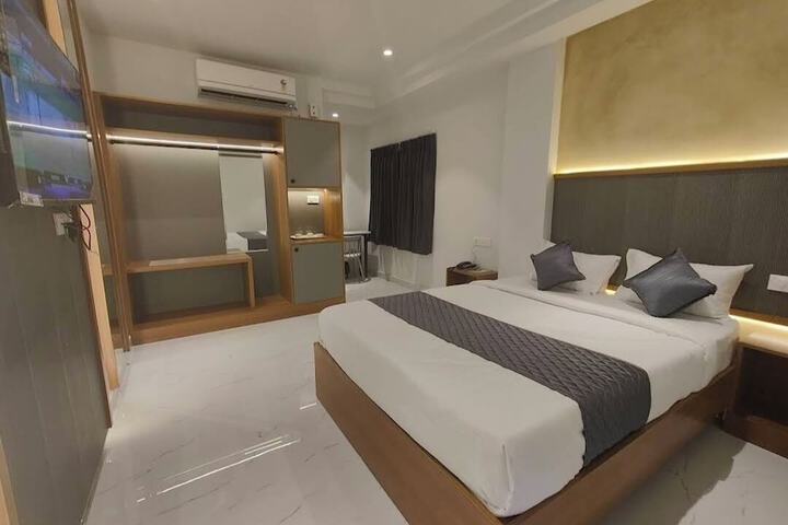 Room 5 of 18