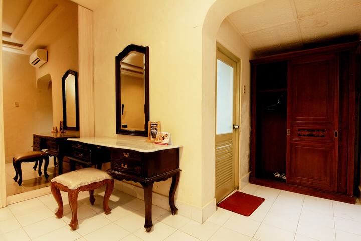 Room 12 of 89