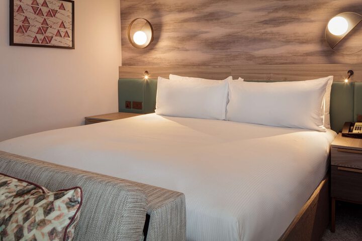 Room 32 of 177