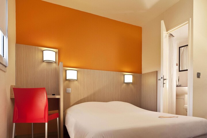 Room 4 of 32