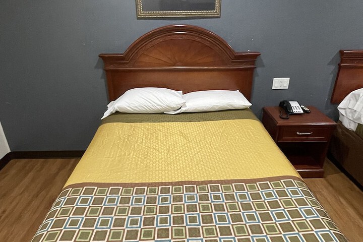 Room 9 of 25