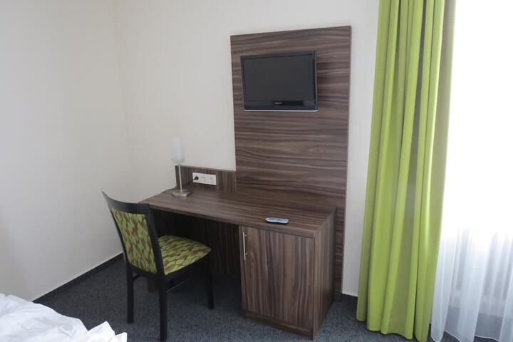 Room 2 of 39