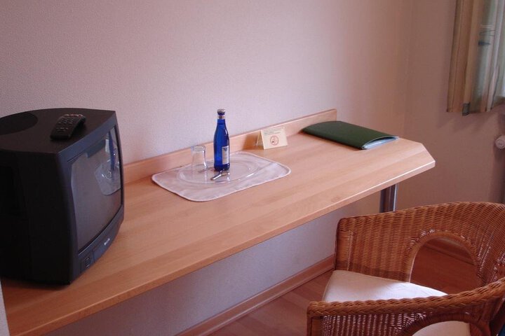 Room 2 of 10