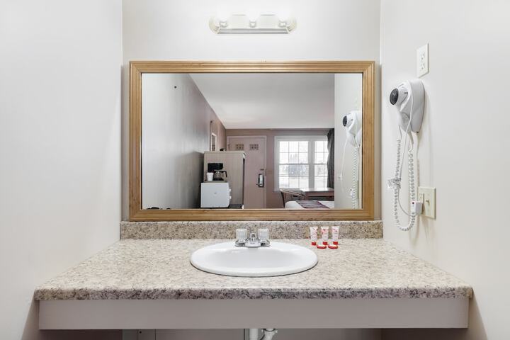 Premium Room 1 King Bed Jetted Tub (18 of 22)