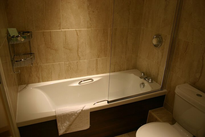 Deep soaking bathtub