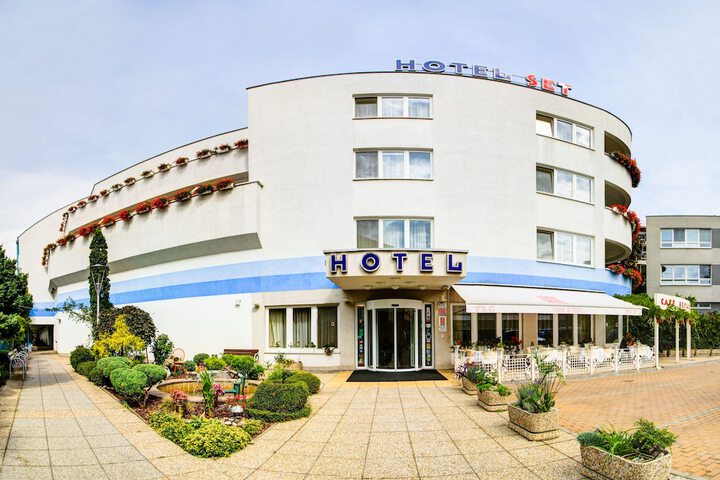 Hotel 100 of 102