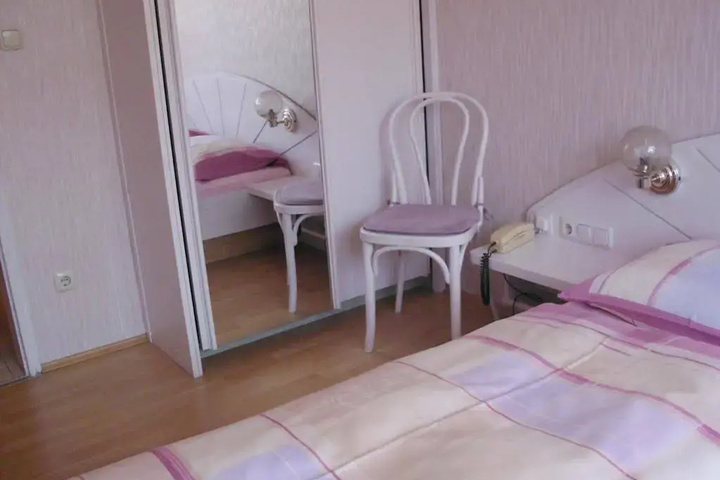 Room 6 of 14