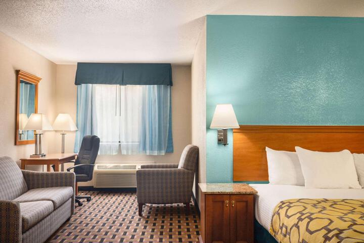 1 Queen Bed (3 of 7)