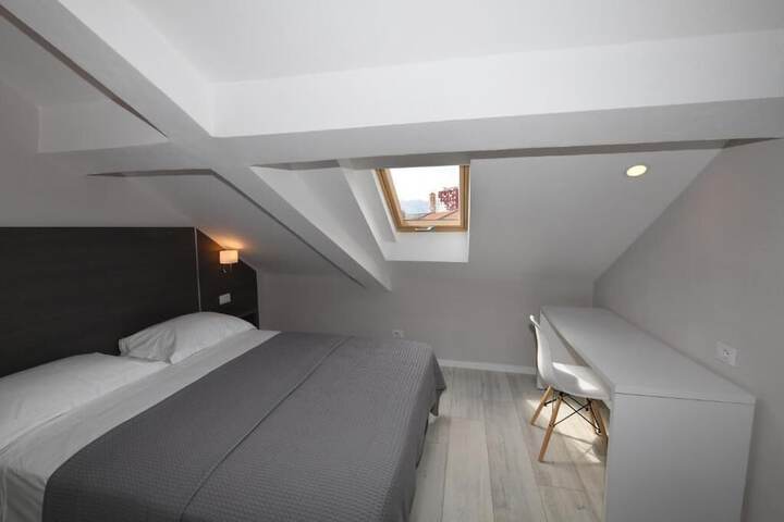 Room 12 of 33