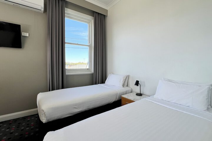 Room 10 of 27