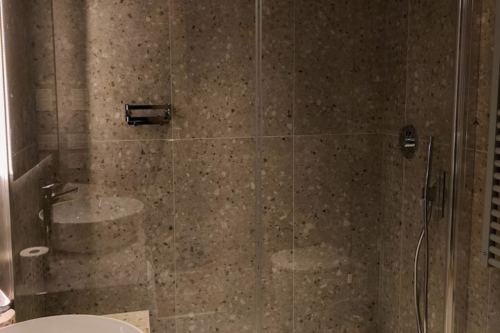 Room 71 of 106