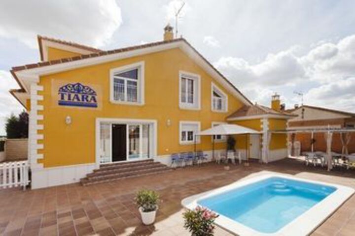 House With 6 Rooms in Nava de la Asunción With Private Pool, Terrace, Enclosed Garden and Wifi
