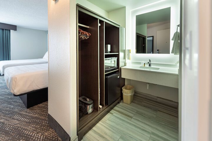 2 Queen Beds Pet Friendly Room Walk in Shower Full Breakfast (2 of 11)