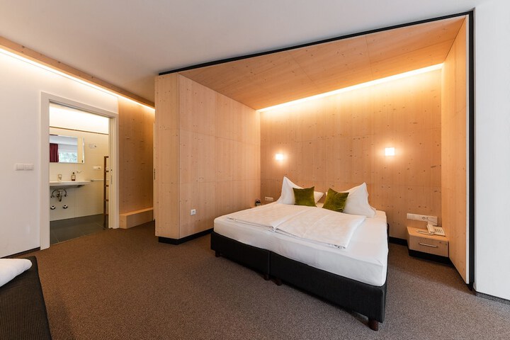 Room 5 of 32