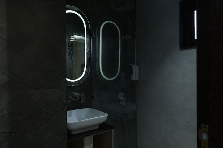 Room 83 of 136