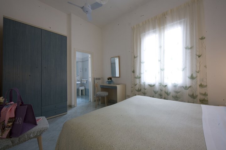 Room 6 of 13