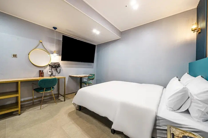 Room 4 of 17