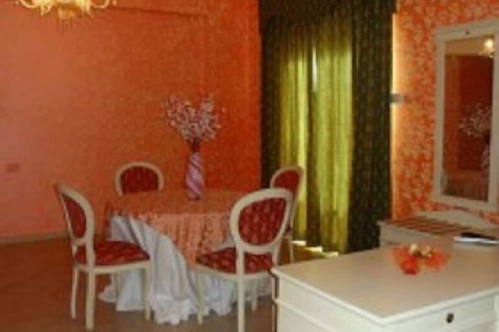 Room 10 of 28