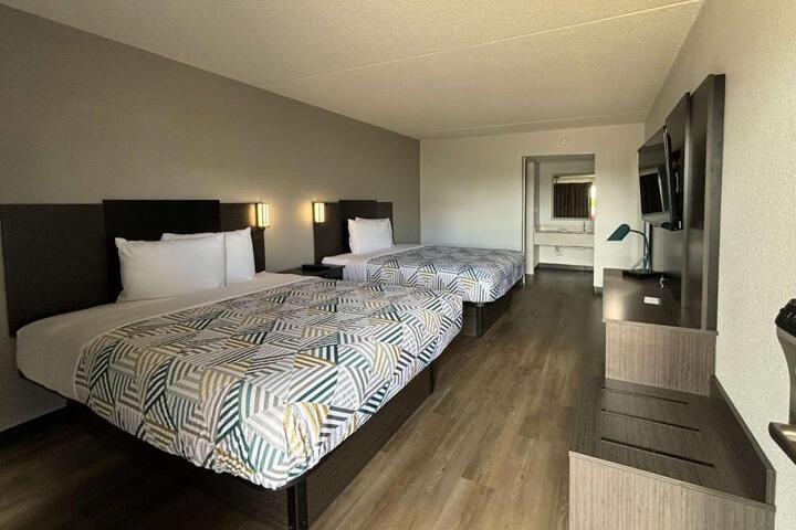 2 Queen Beds (8 of 12)