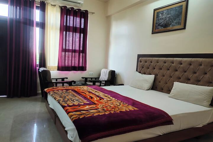 Room 9 of 32