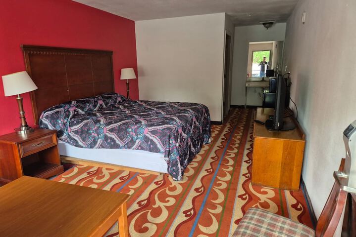 1 King Bed (5 of 7)