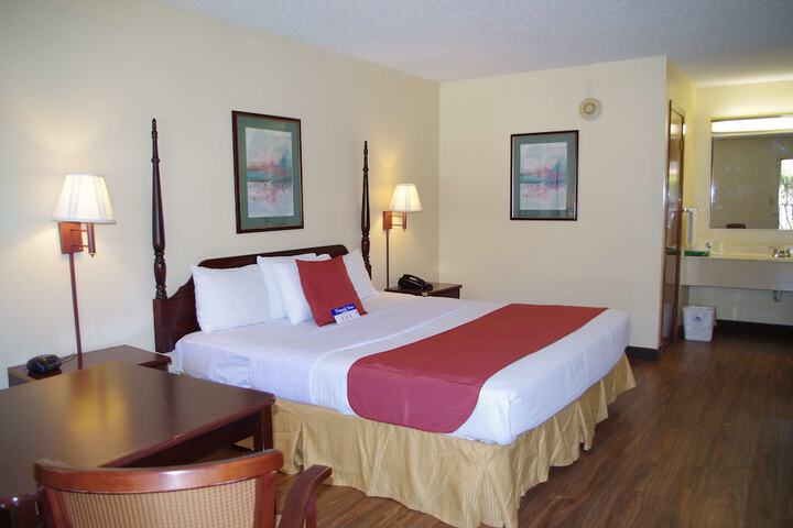1 King Bed (6 of 7)