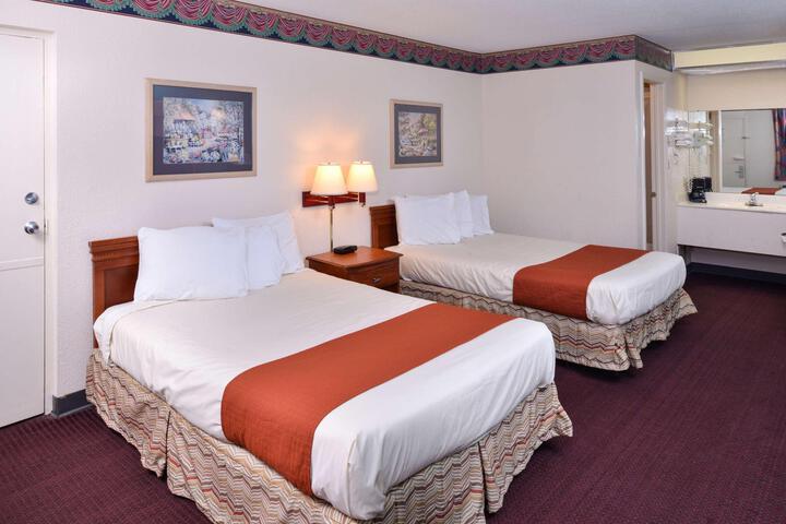 2 Double Beds (13 of 13)