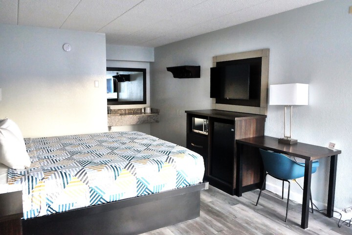 1 King Bed Micfridge (5 of 7)