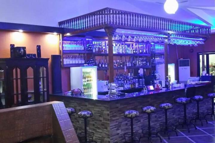 Lounge 4 of 5