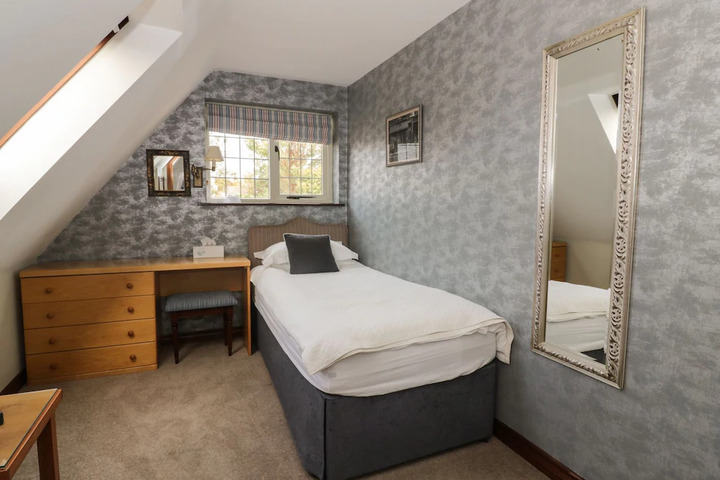 Room 4 of 8