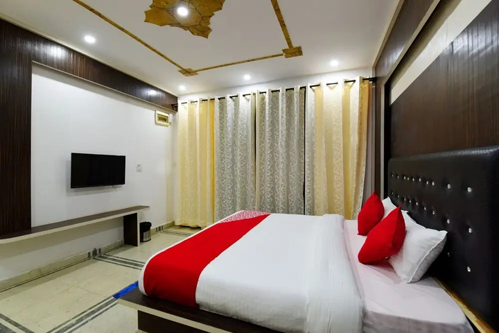 Room 6 of 16
