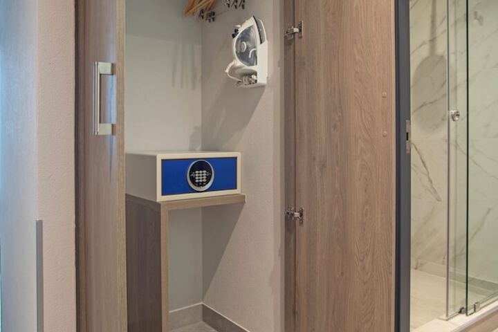 Room 7 of 82