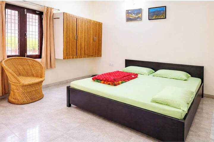 Room 7 of 12