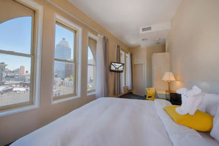 Room 11 of 32