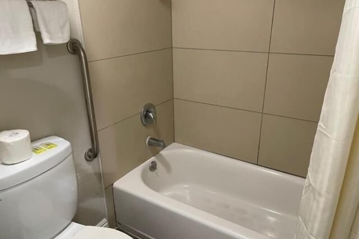Basic Queen Bed (4 of 5)