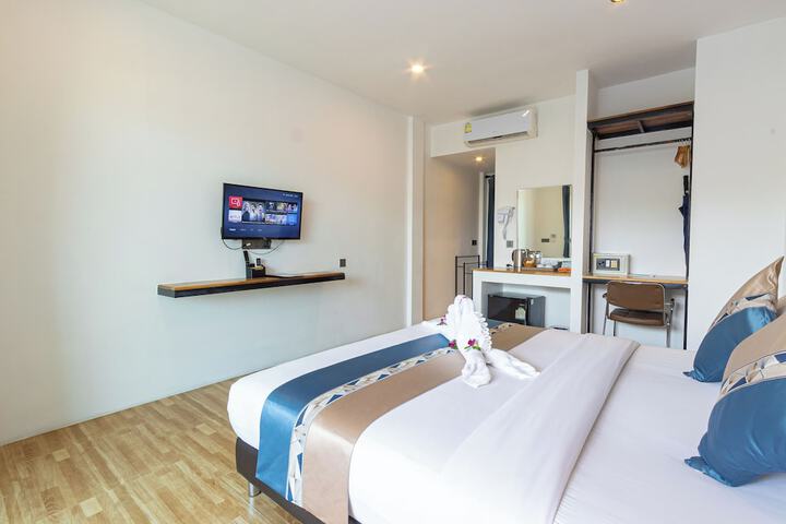 Room 104 of 293