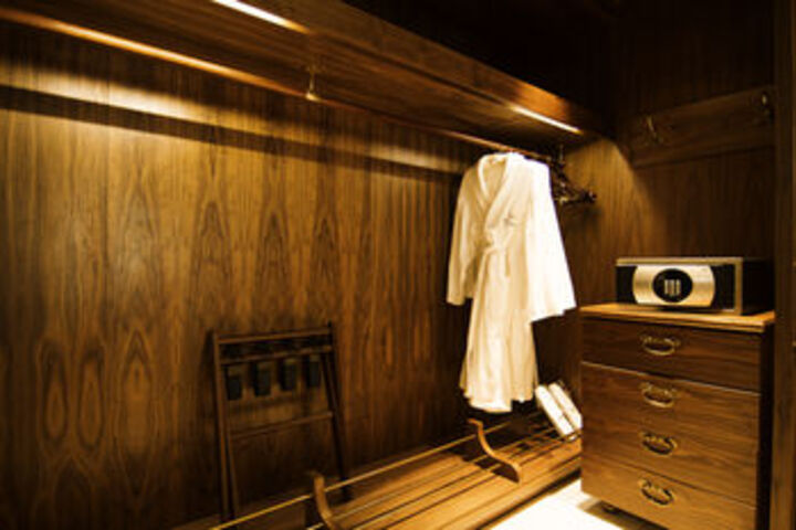 Room 4 of 28